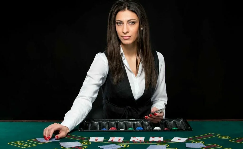 Tampilan ruang kasino live dengan meja permainan dan dealer